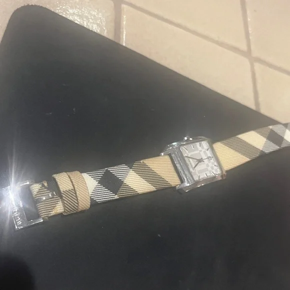 Burberry Beige and Black Checkered Women's Watch - Picture 13 of 15